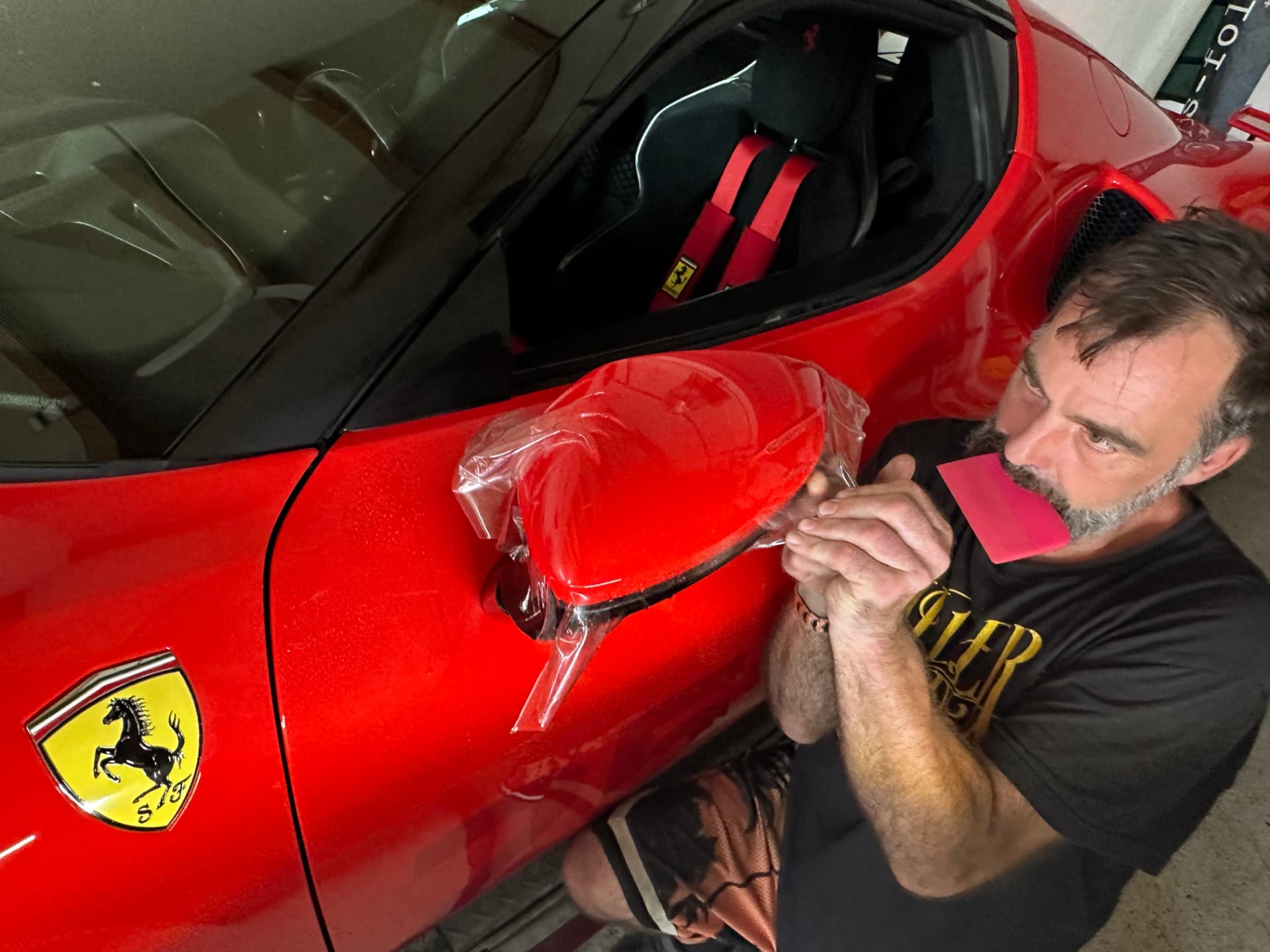 Lackschutzfolie wird am Fahrzeug angelegt und mit dem Rakel ausgearbeitet