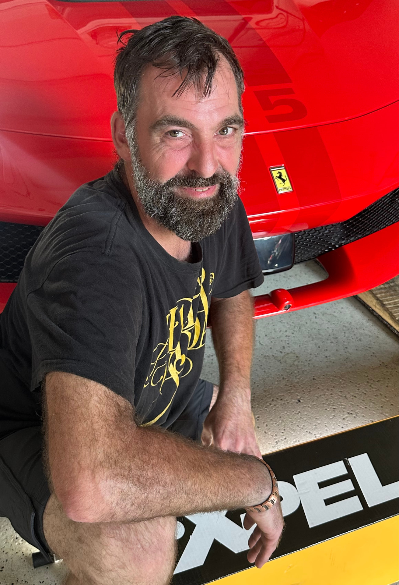 Tom bei PPF-Arbeiten an einem Ferrari 296 Speciale